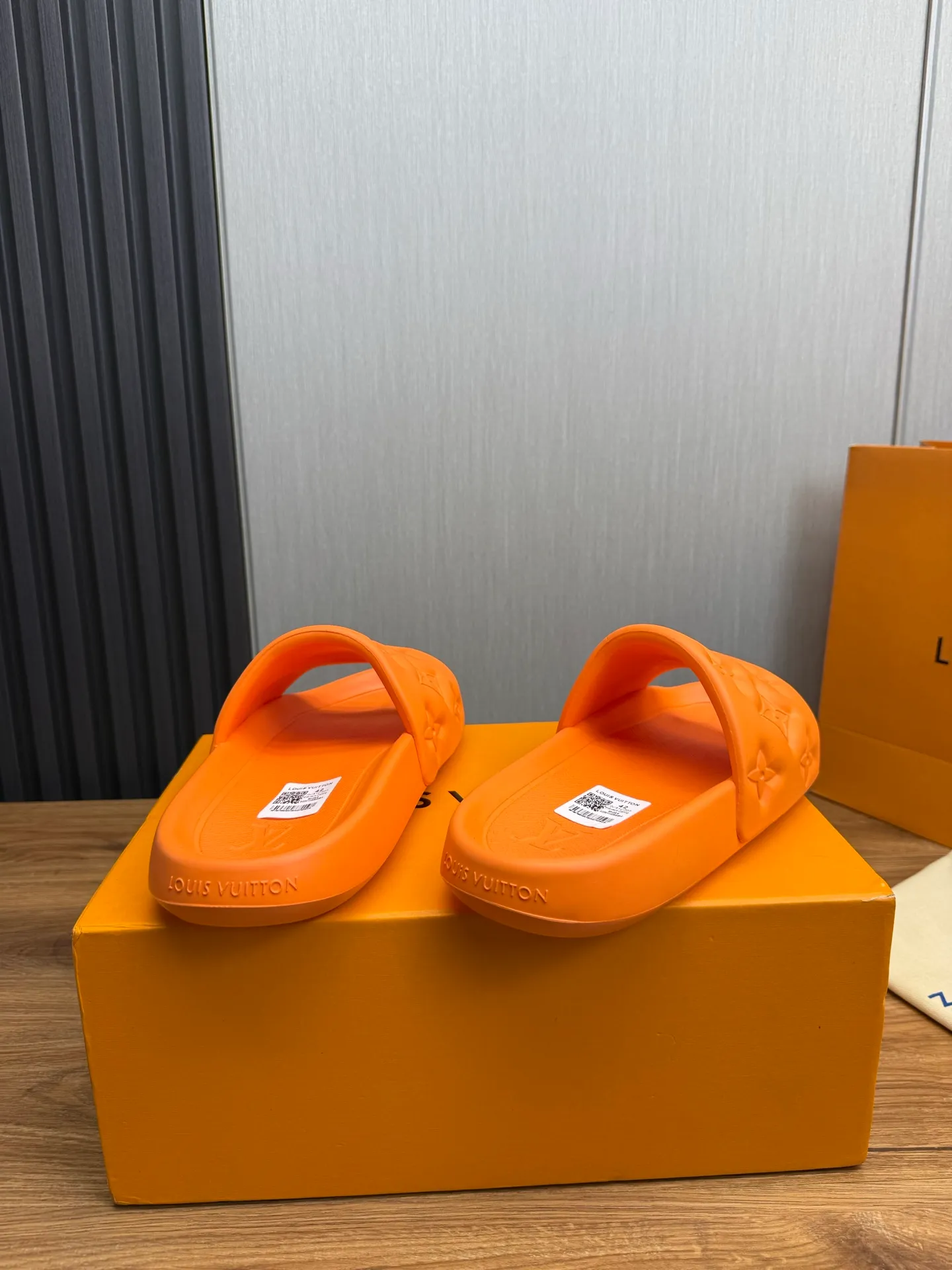 Men's shoes 💰260💰 ▪️LV's popular Little Red Book popular slippers hot sale: 1 shipment✅ Super textured and comfortable slippers, original TPU outsole. Authentic counter box drawer box packaging 🎁Size 38-45